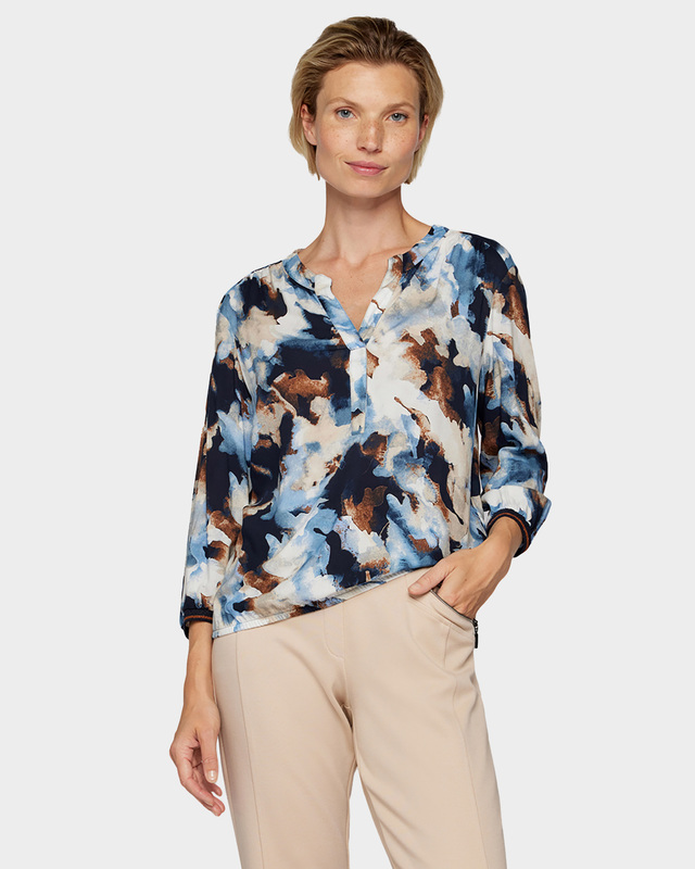 Блузка свободного кроя с ярким принтом